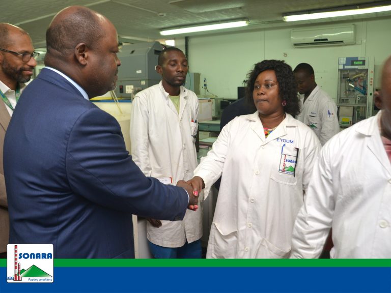 Tournée de prise de contact Jean-Paul SIMO NJONOU, Directeur Général SONARA visite le laboratoire SONARA